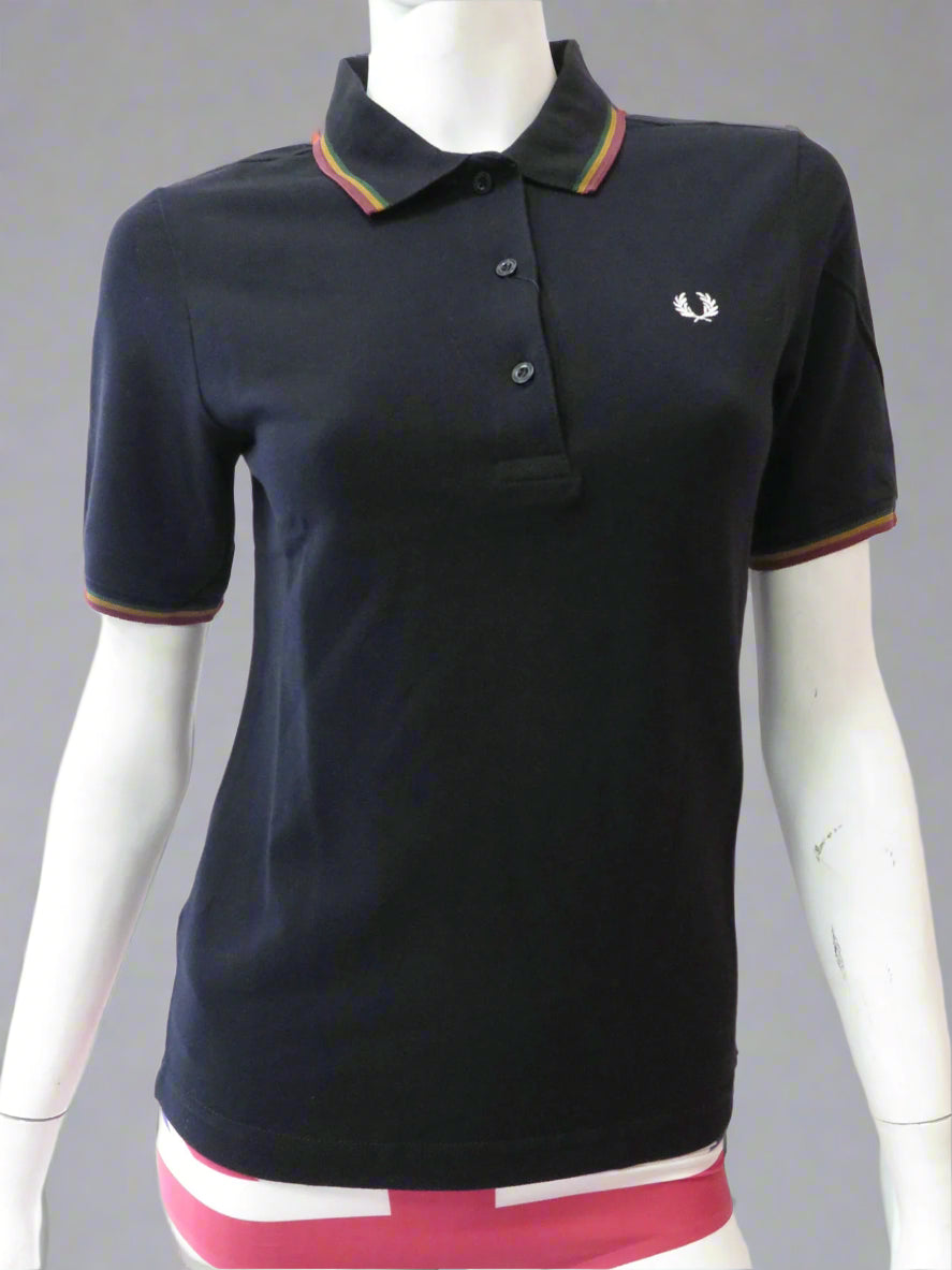 LADIES FRED PERRY x NO DOUBT POLO SHIRT (BLACK)