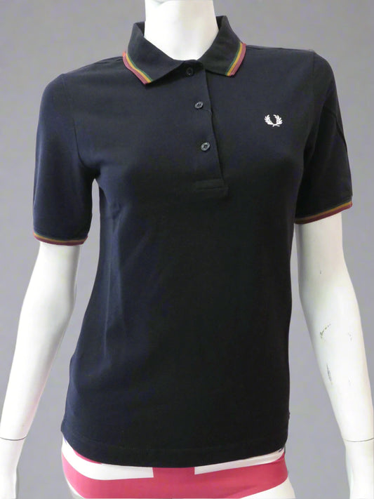 LADIES FRED PERRY x NO DOUBT POLO SHIRT (BLACK)