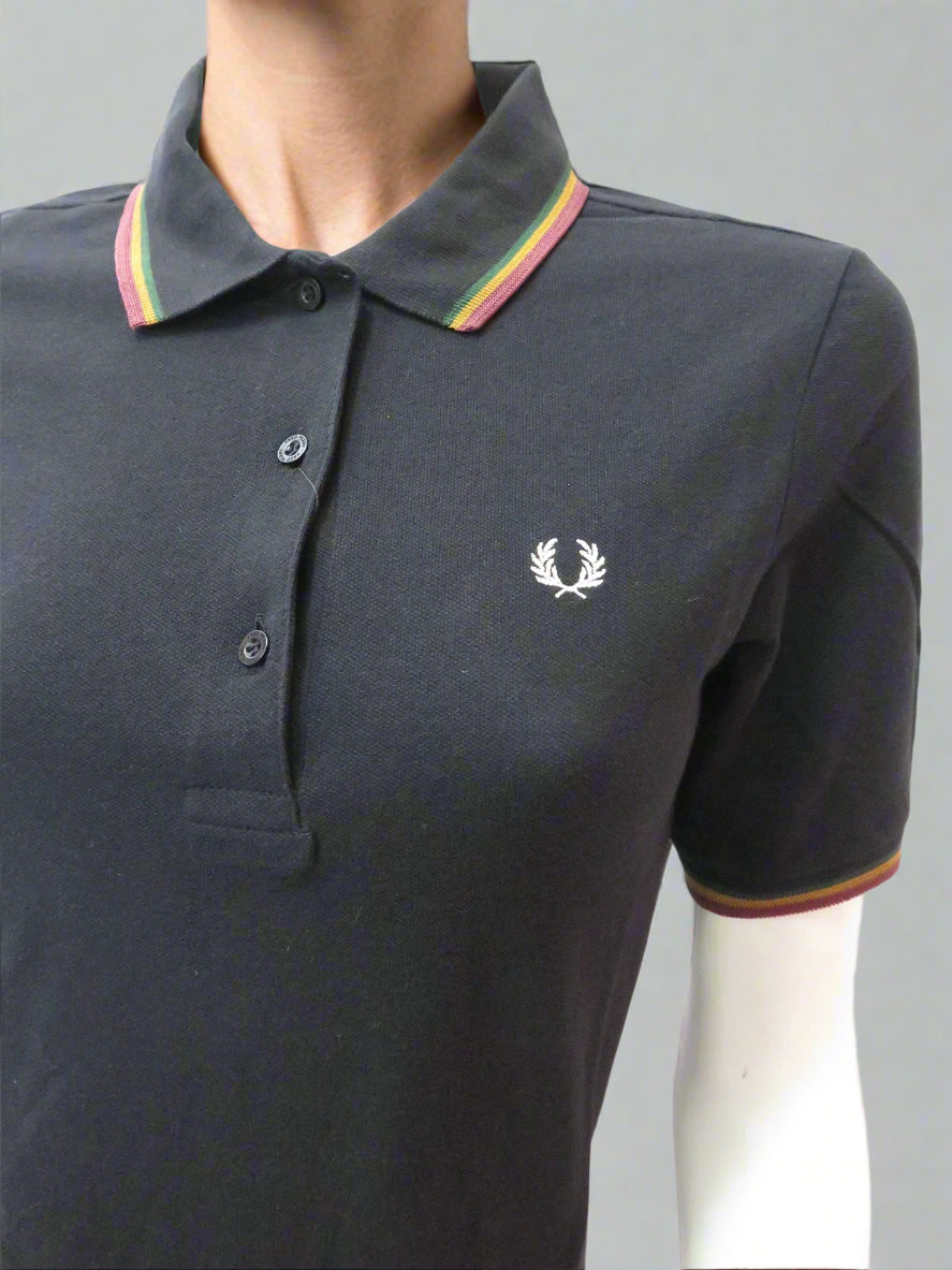 LADIES FRED PERRY x NO DOUBT POLO SHIRT (BLACK)