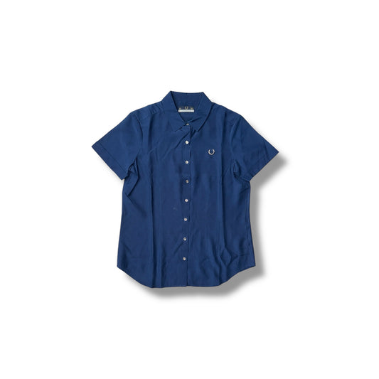 A dark blue, short-sleeved Fred Perry button-down shirt with the collar buttoned, displayed against a plain background.